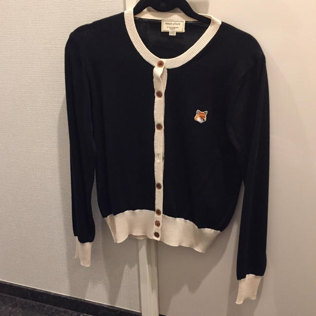 MAISON KITSUNE'(メゾンキツネ)のMAISON KITSUNE 白黒カーディガン 人気 美品 パリ メゾンキツネ レディースのトップス(カーディガン)の商品写真