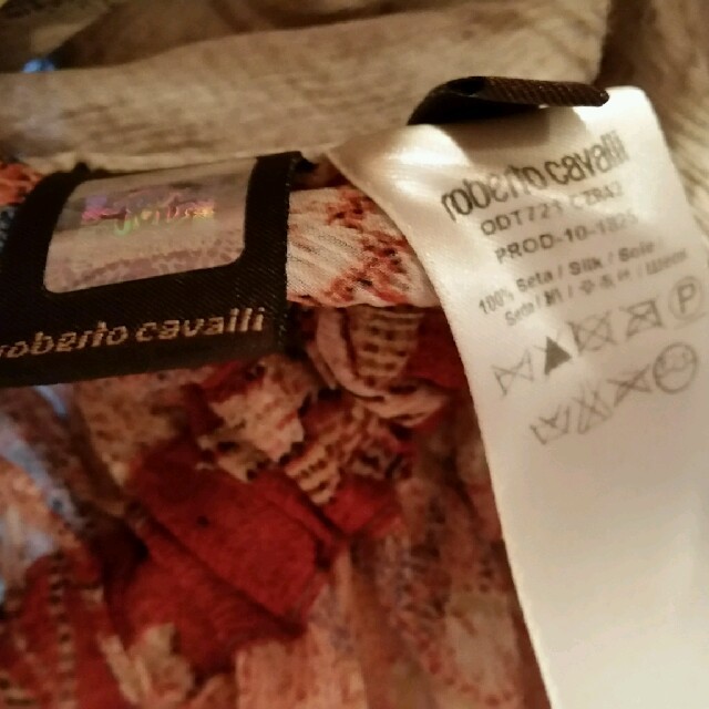 Roberto Cavalli(ロベルトカヴァリ)のゆな様専用品です ロベルトカヴァリ　シルクブラウス レディースのトップス(シャツ/ブラウス(長袖/七分))の商品写真