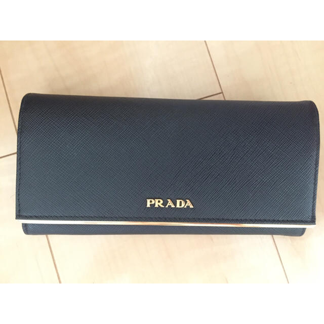 PRADA(プラダ)のPRADA 黒 財布27日限定値下げ レディースのファッション小物(財布)の商品写真