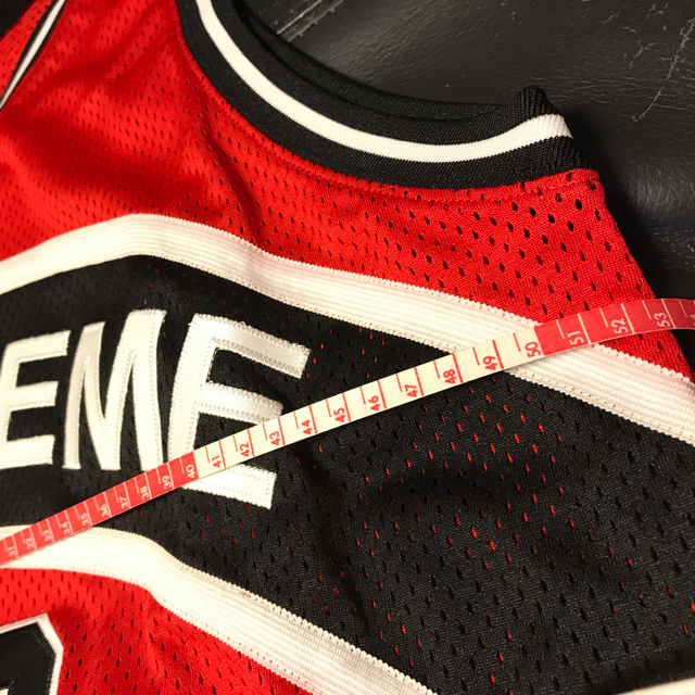 Supreme(シュプリーム)のSupreme Curve Basketball Jersey   カラーRed メンズのトップス(タンクトップ)の商品写真