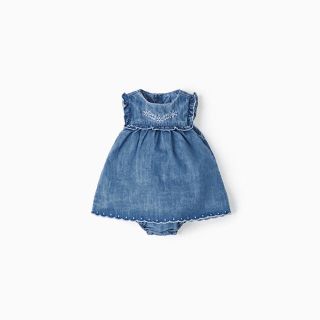 ザラキッズ(ZARA KIDS)の【新品】zara mini 刺繍&フリルデニムワンピース 74cm【送料込】(ワンピース)