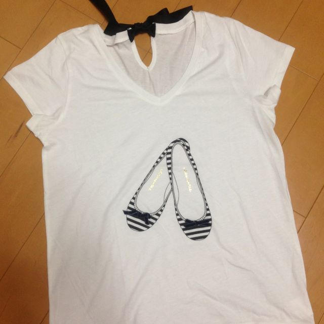 Adam et Rope'(アダムエロぺ)のアダムエロペ  バッグリボン付きTシャツ レディースのトップス(Tシャツ(半袖/袖なし))の商品写真