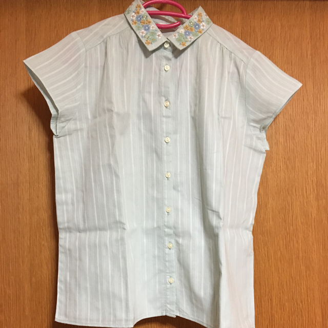 SM2(サマンサモスモス)のエヘカソポ ドビーストライプ衿刺繍シャツ レディースのトップス(シャツ/ブラウス(半袖/袖なし))の商品写真