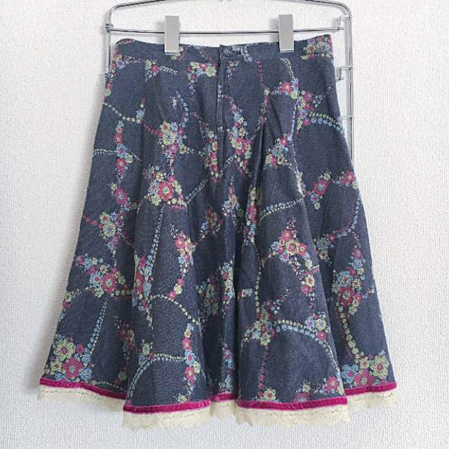 Emily Temple cute(エミリーテンプルキュート)のEmily Temple cuteのデニム生地の花柄スカート レディースのスカート(ひざ丈スカート)の商品写真