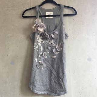 アバクロンビーアンドフィッチ(Abercrombie&Fitch)のアバクロお花モチーフがゴージャスなタンクトップM(アメリカサイズS)(タンクトップ)