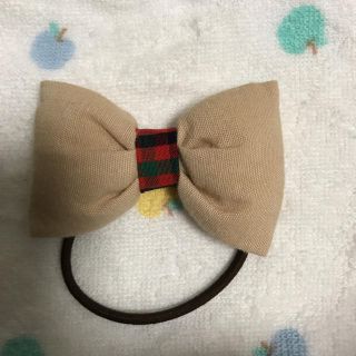 ファミリア(familiar)のハンドメイド☆ファミリア生地リボンヘアーゴム☆ベージュ色(ファッション雑貨)