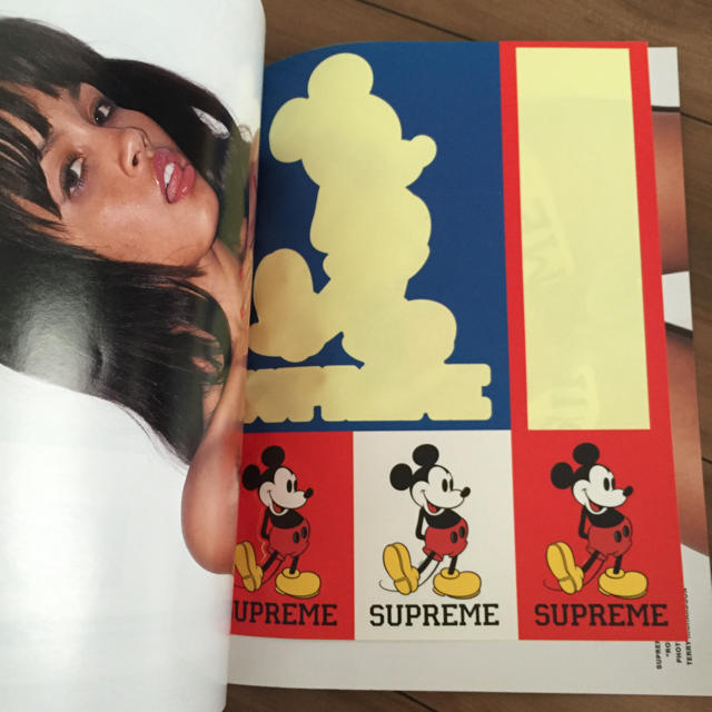 Supreme(シュプリーム)の★rino様専用★supreme/book vol5(シール付き) エンタメ/ホビーの雑誌(ファッション)の商品写真