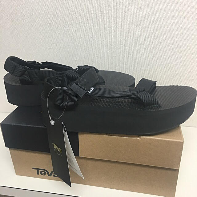 Teva(テバ)のテバ teva 厚底サンダル サイズ7 フラットフォーム ユニバーサル 黒 レディースの靴/シューズ(サンダル)の商品写真