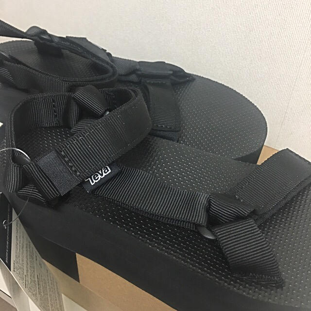 Teva(テバ)のテバ teva 厚底サンダル サイズ7 フラットフォーム ユニバーサル 黒 レディースの靴/シューズ(サンダル)の商品写真