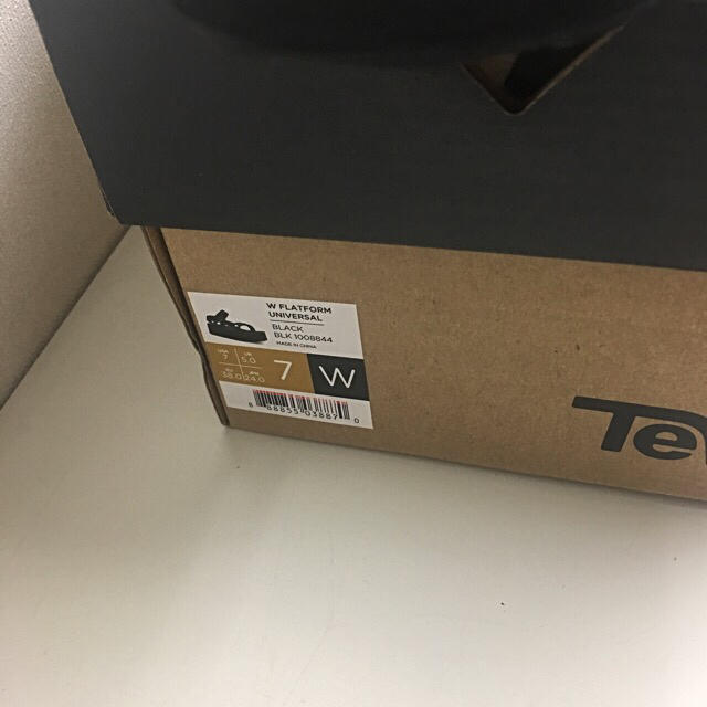 Teva(テバ)のテバ teva 厚底サンダル サイズ7 フラットフォーム ユニバーサル 黒 レディースの靴/シューズ(サンダル)の商品写真