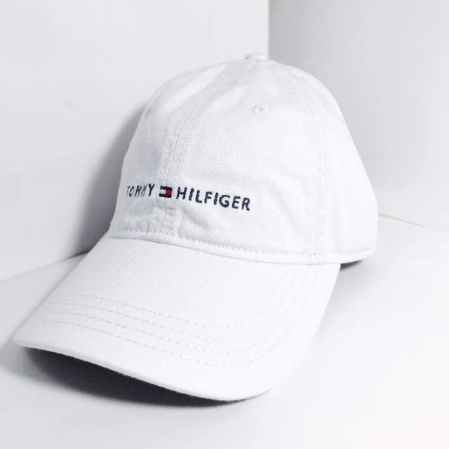 TOMMY HILFIGER(トミーヒルフィガー)のSALE！人気商品！トミーTOMMY HILFIGER白 ロゴ刺繍キャップ　新品 メンズの帽子(キャップ)の商品写真