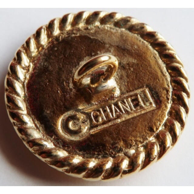 CHANEL(シャネル)の⭐︎CHANEL ヴィンテージ ゴールドボタン⭐︎ ハンドメイドの素材/材料(各種パーツ)の商品写真