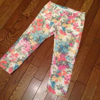 ザラ(ZARA)のZARAお花柄クロップドパンツ♪(クロップドパンツ)