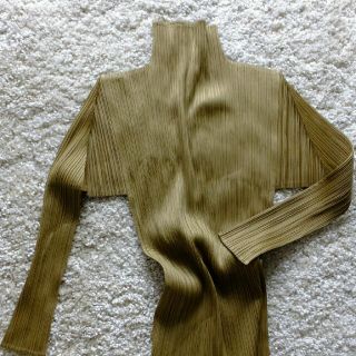 イッセイミヤケ(ISSEY MIYAKE)のISSEI MIYAKE イッセイミヤケ (タンクトップ)