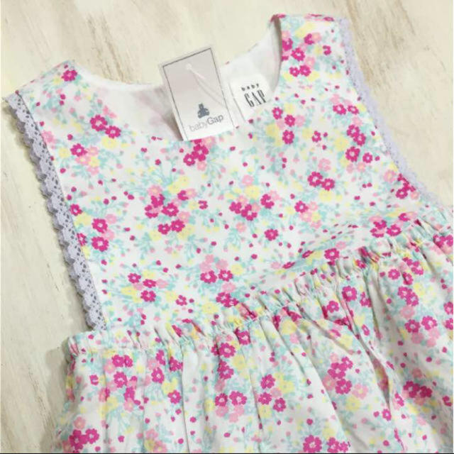 babyGAP(ベビーギャップ)の新品タグ付babyGAP花柄ワンピース80☆ノースリーブ キッズ/ベビー/マタニティのベビー服(~85cm)(ワンピース)の商品写真