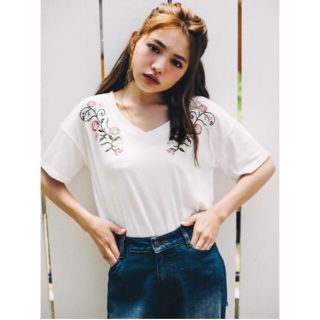 グレイル(GRL)のGRL グレイル フラワー刺繍VネックTシャツ(Tシャツ(半袖/袖なし))