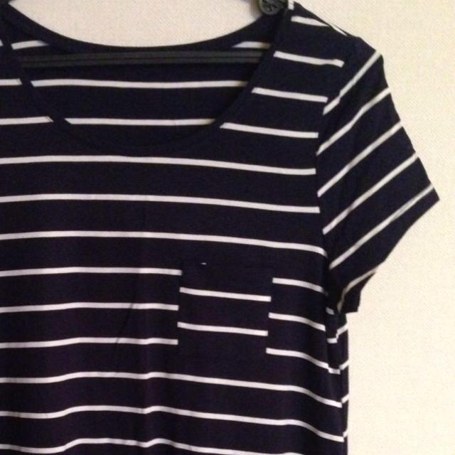 テロン生地の紺×白ストライプシャツ レディースのトップス(Tシャツ(半袖/袖なし))の商品写真