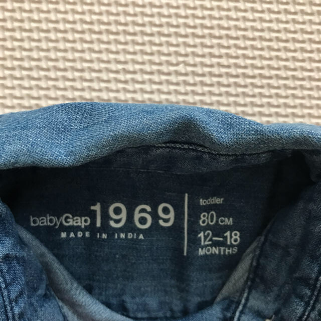 babyGAP(ベビーギャップ)のベビーギャップ デニムシャツ サイズ80 キッズ/ベビー/マタニティのベビー服(~85cm)(シャツ/カットソー)の商品写真