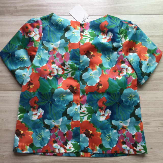 Lois CRAYON(ロイスクレヨン)の新品タグ Lois CRAYON 華やかトロピカル花柄リボン風シャツ 2015製 レディースのトップス(シャツ/ブラウス(半袖/袖なし))の商品写真