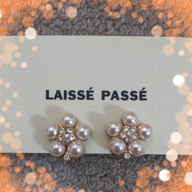 LAISSE PASSE(レッセパッセ)のLAISSE PASSE お花イヤリング レディースのアクセサリー(イヤリング)の商品写真