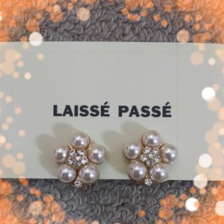 レッセパッセ(LAISSE PASSE)のLAISSE PASSE お花イヤリング(イヤリング)