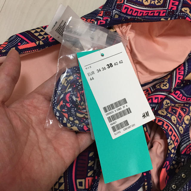 H&M(エイチアンドエム)のH&M ベアトップ ワンピース 水着 柄 ピンク系 38 新品未使用 レディースの水着/浴衣(水着)の商品写真