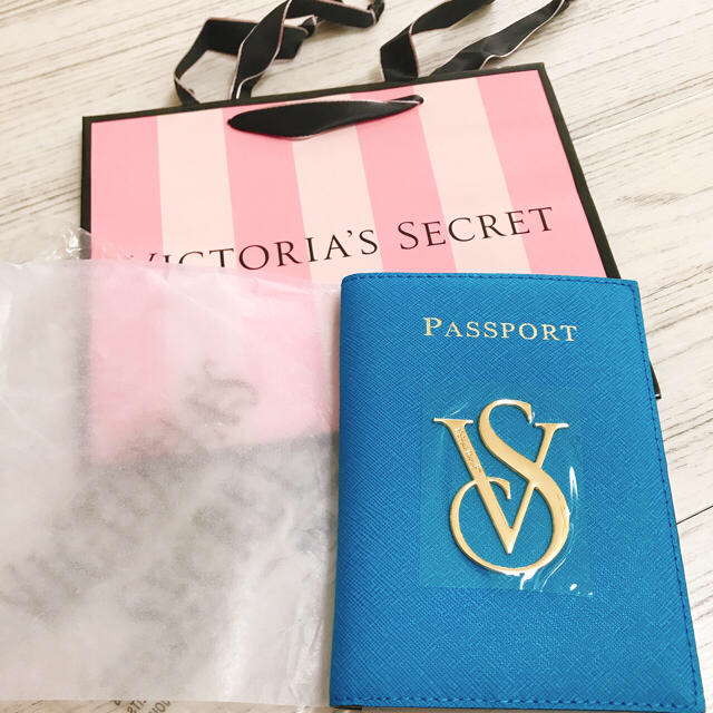 Victoria's Secret(ヴィクトリアズシークレット)のヴィクトリアシークレット パスポートケース  大人気 最終価格 インテリア/住まい/日用品の日用品/生活雑貨/旅行(旅行用品)の商品写真
