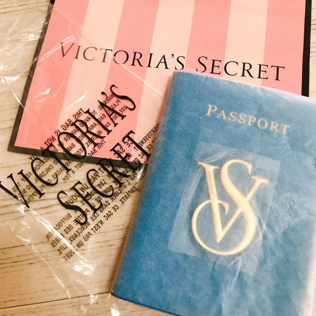 Victoria's Secret(ヴィクトリアズシークレット)のヴィクトリアシークレット パスポートケース  大人気 最終価格 インテリア/住まい/日用品の日用品/生活雑貨/旅行(旅行用品)の商品写真