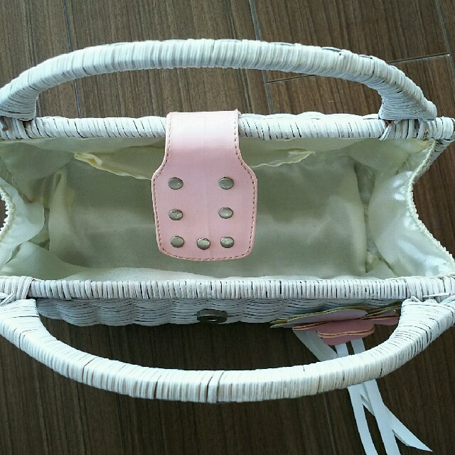 白色 カゴハンドバック レディースのバッグ(かごバッグ/ストローバッグ)の商品写真