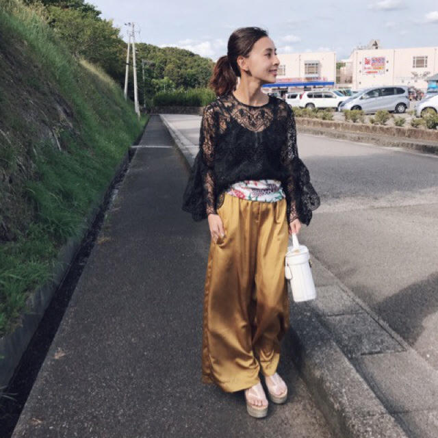 Ameri VINTAGE(アメリヴィンテージ)のAmeri vintage COLOR SATIN WIDE PANTS レディースのパンツ(カジュアルパンツ)の商品写真