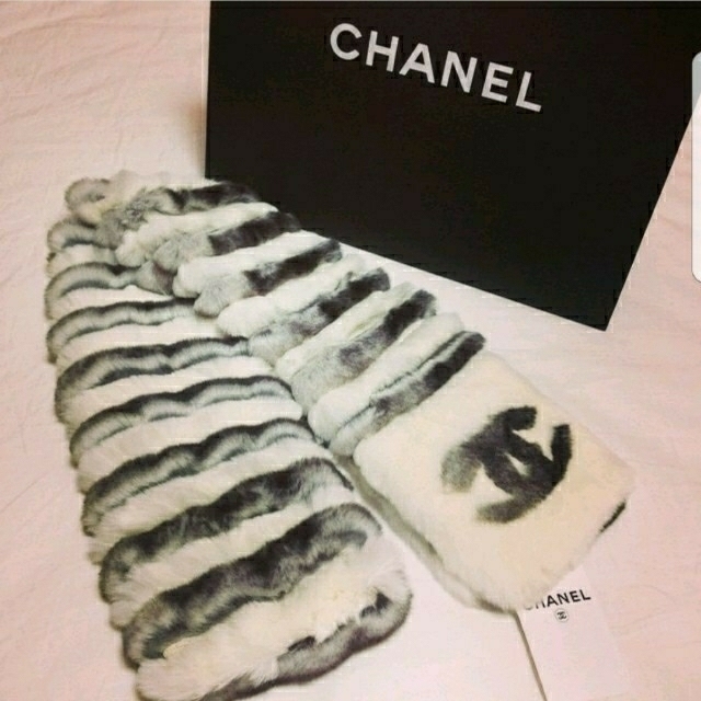 CHANEL(シャネル)のCHANEL♡今期オリラグマフラー♡ レディースのファッション小物(マフラー/ショール)の商品写真