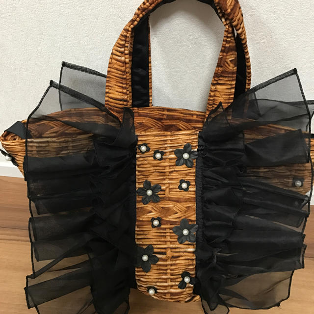 mimi フリフリトート カゴ風 かご風 フリル ブラック Ｍサイズ レディースのバッグ(かごバッグ/ストローバッグ)の商品写真