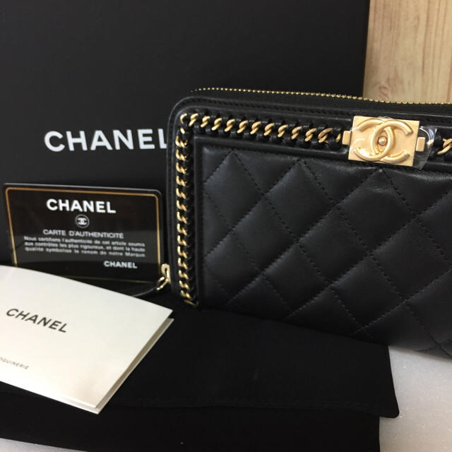 CHANEL(シャネル)の最新作！ シャネル・日本未入荷・BOY CHANEL/ゴールド チェーン 長財布 レディースのファッション小物(財布)の商品写真