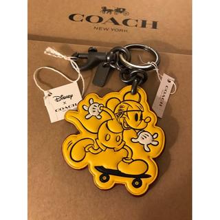 コーチ(COACH)のコーチ×ディズニー COACH コラボ ミッキースケートボード キーホルダー(キーホルダー)