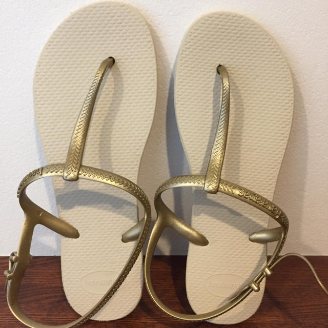 havaianas(ハワイアナス)の未使用❣️ハワイアナス トングビーチサンダル ベージュ37-38 レディースの靴/シューズ(ビーチサンダル)の商品写真