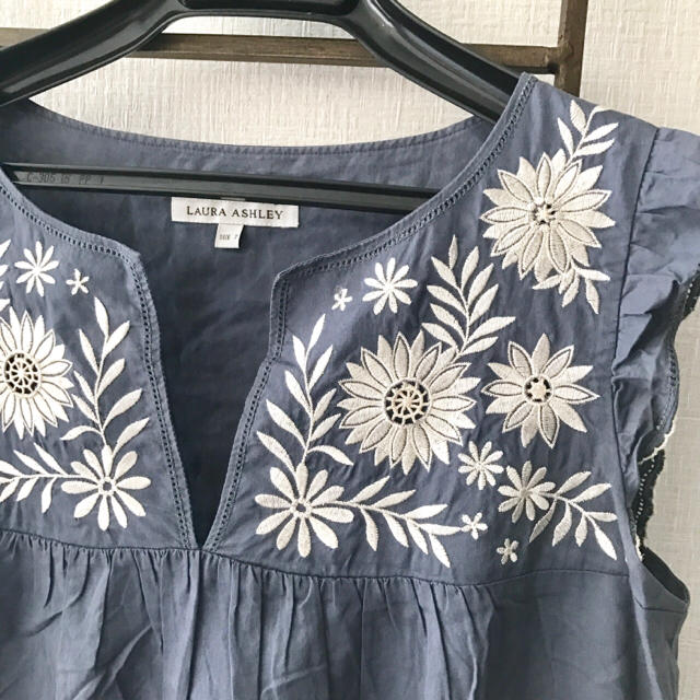 LAURA ASHLEY(ローラアシュレイ)のローラアシュレイ 刺繍ブラウス レディースのトップス(シャツ/ブラウス(半袖/袖なし))の商品写真