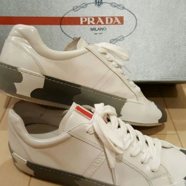PRADA(プラダ)のPRADA ホワイト レザースニーカー★新品同様 26.0 メンズの靴/シューズ(スニーカー)の商品写真