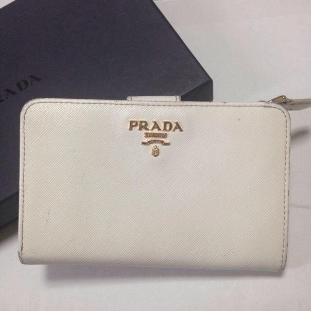 PRADA(プラダ)の正規品PRADA♡白二つ折り財布 レディースのファッション小物(財布)の商品写真