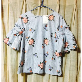 エイチアンドエム(H&M)の新品未使用ストライプ×花柄シャツ(シャツ/ブラウス(半袖/袖なし))