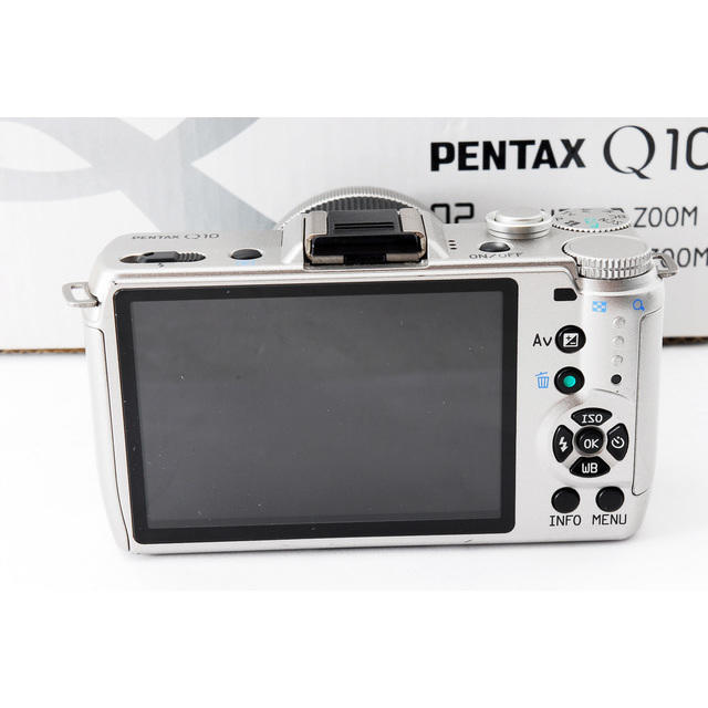 PENTAX(ペンタックス)の★スマホに写真を送れる★ペンタックス Q10 シルバー レンズキット スマホ/家電/カメラのカメラ(ミラーレス一眼)の商品写真