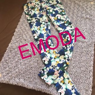 エモダ(EMODA)の【EMODA】5000円引き！新品！タグ付き！花柄パンツ Mサイズ(スキニーパンツ)