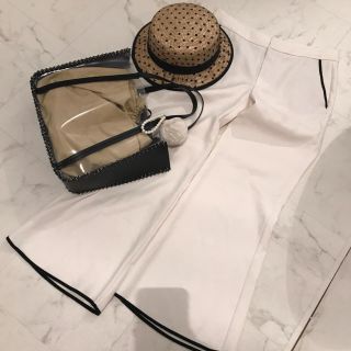 ザラ(ZARA)の【8/9まで】ホワイトパンツ(カジュアルパンツ)