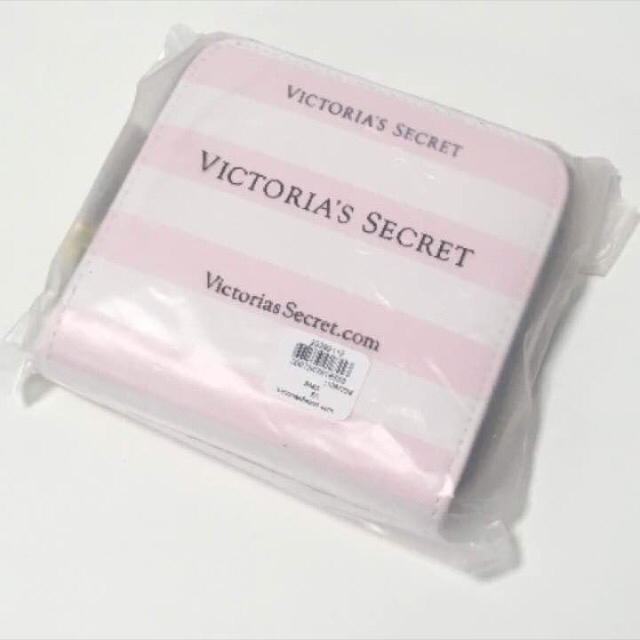 Victoria's Secret(ヴィクトリアズシークレット)の[新品 正規品] ヴィクトリアシークレット 二つ折り財布 メンズのファッション小物(折り財布)の商品写真