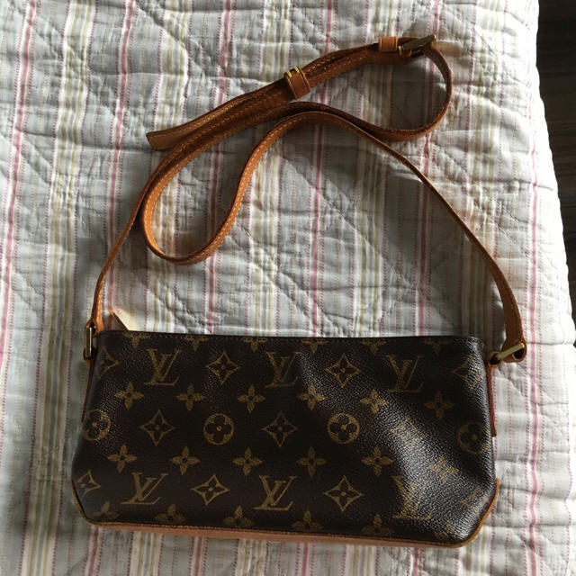 LOUIS VUITTON ショルダーバック