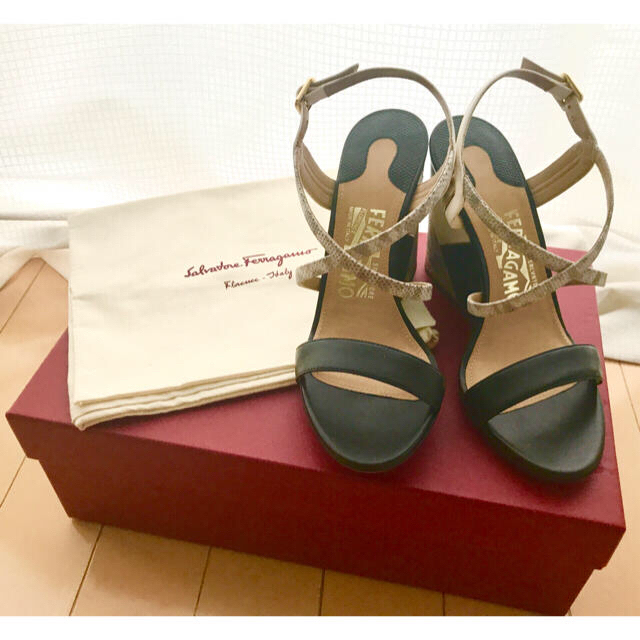 未使用*Salvatore Ferragamo ブラック×パイソン柄サンダル レディース
