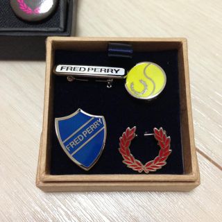 FRED PERRY - FRED PERRY ピンバッジの通販 by まな's shop FRED PERRY - FRED PERRY ピンバッジの通販 by まな's shop