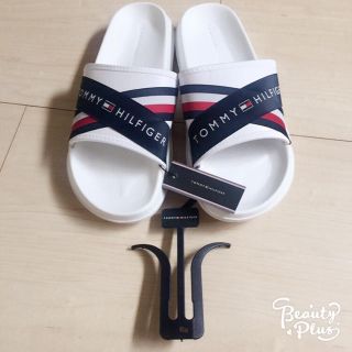 トミーヒルフィガー(TOMMY HILFIGER)の新品未使用 tommy hilfiger限定フラッグロゴサンダル 白(サンダル)