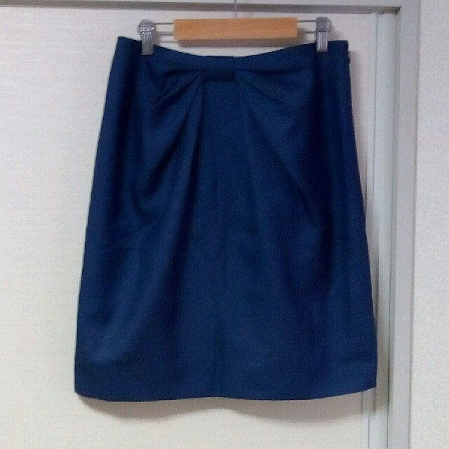 TIENS ecoute(ティアンエクート)のティアンエクート　TIENS ecoute　スカート　紺色　リボン レディースのスカート(ひざ丈スカート)の商品写真