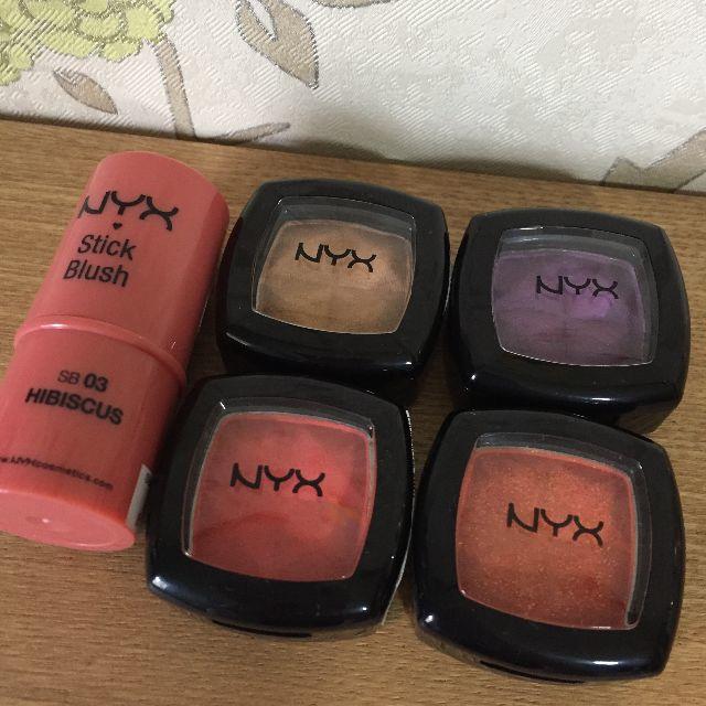 NYX(エヌワイエックス)の【※出品9月末日まで※】NYX／アイシャドウ4色とスティックチーク1本 コスメ/美容のベースメイク/化粧品(アイシャドウ)の商品写真