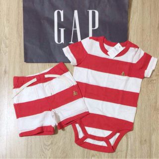 ベビーギャップ(babyGAP)のベビーギャップ☆レッドボーダーロンパース、ショートパンツセット(ロンパース)